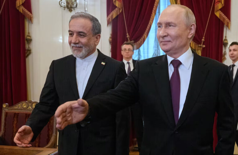 el-saludo-de-vladimir-putin-y-el-canciller-irani-CEUAJYS2LFBDLLG2K4RCB37EAI-JPG-1200×800--04-27-2026_01_06_PM