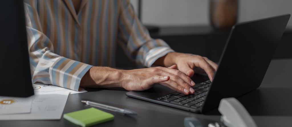 side-view-queer-model-working-with-laptop-scaled-e1711454445396-1024x447