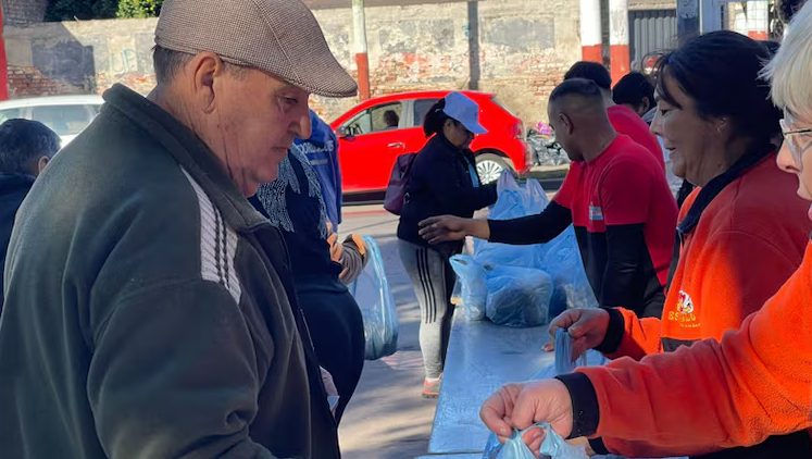 un-local-repartio-700-pollos-a-jubilados-en-cordoba-por-el-dia-del-trabajador-KI6VJXTHOZAN3O4P2VWEHR7CVA-jpg-767×432--05-01-2026_03_28_PM