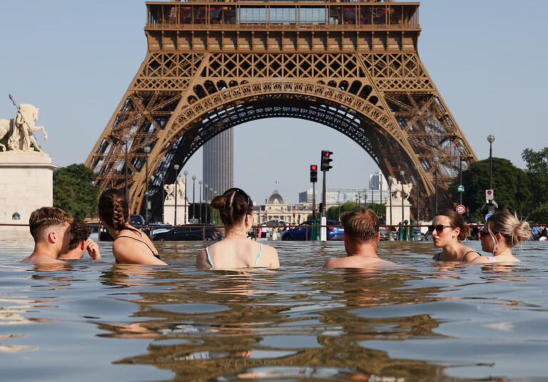 la-gente-se-bana-en-las-fuentes-del-trocadero-foto-reutersabdul-saboor-7RYDVKUKBNSPYY6YX3DV4ABW34