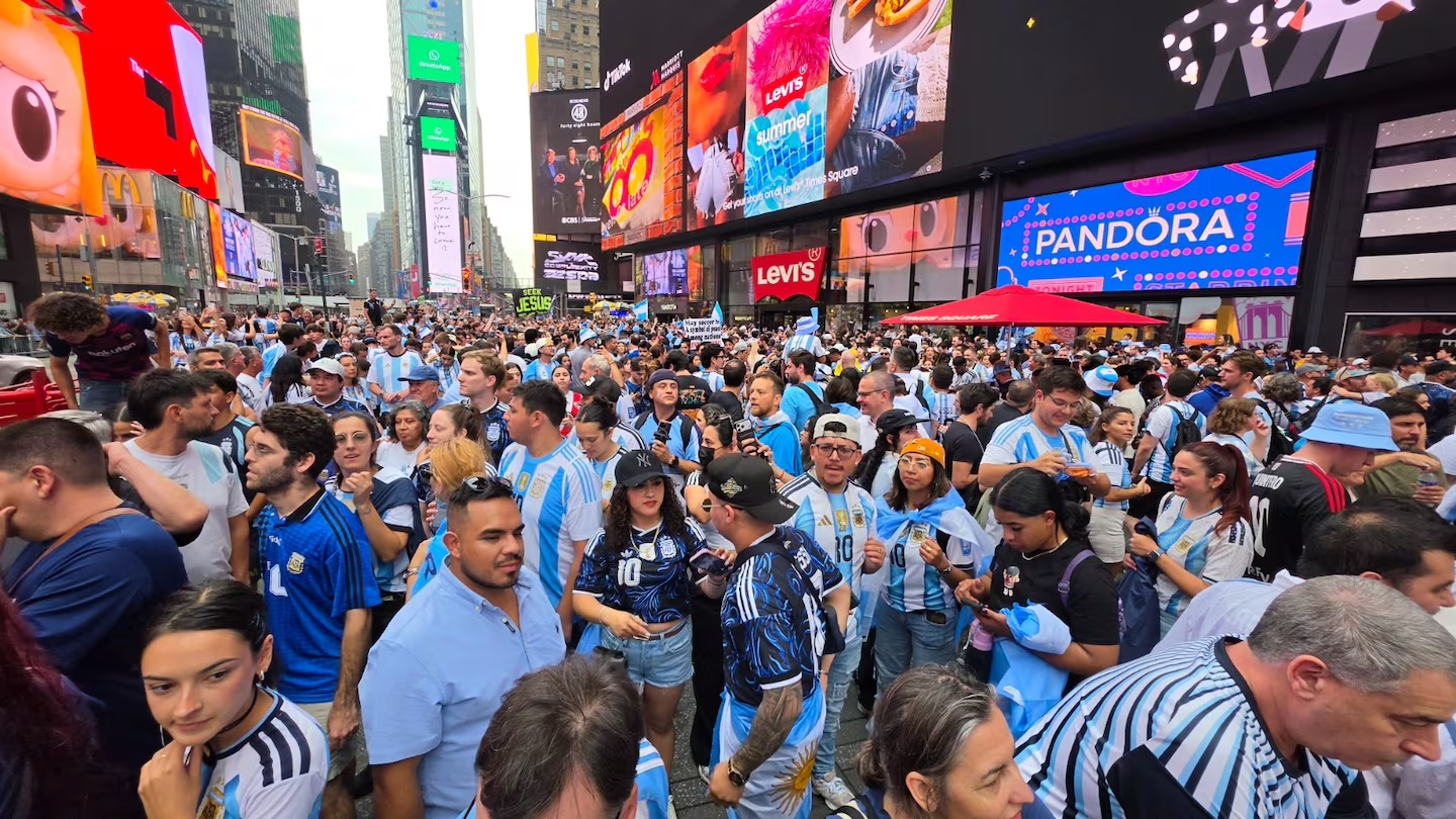 los-hinchas-argentinos-coparon-times-square-L5QZAYPN4VFOZENGT6UDCQUAYM