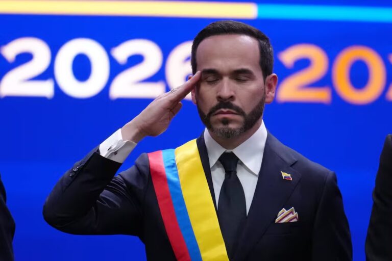 abelardo-de-la-espriella-hace-el-saludo-militar-IASZDSK6XVESBJXMASH2HXRB7Y