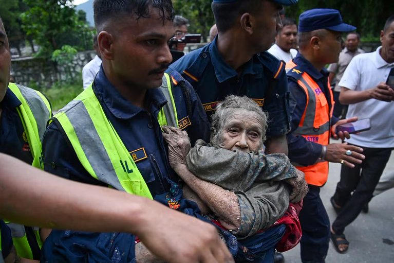 rescataton-a-una-mujer-de-las-inundaciones-ne-nepal-foto-afpprakash-mathema-M44QUVK3UFDMZBEENAPG2R3Z4Y