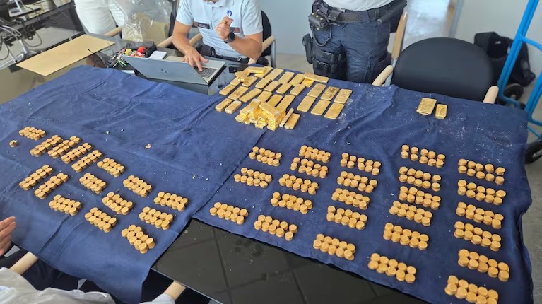 un-estudiante-de-18-anos-encontro-49-lingotes-de-1-kilo-y-cientos-de-monedas-de-oro-en-una-obra-valen-9-millones-foto-facebook-lokale-politie-dendermonde-3RGEE3MOQNBARBO6QINGBACFEI