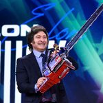 javier-milei-sostiene-una-motosierra-que-dice-FN3VO77ZQVAMTJOZANMRUTIK6M