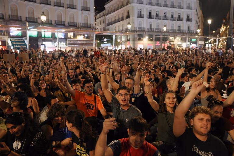 miles-de-personas-protestan-en-madrid-por-la-crisis-de-vvienda-foto-reuterssusana-vera-QTPJESTD7VTIBPNF6VEG4AONMY